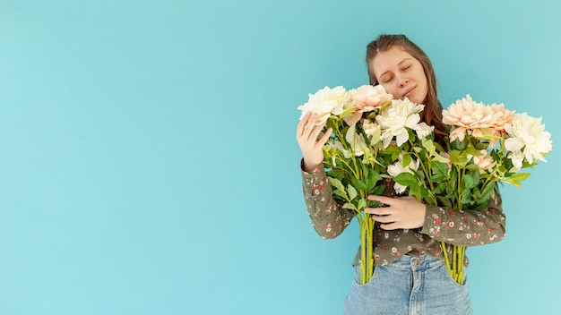 Friedliche Frau, die Blumenstrauß hält