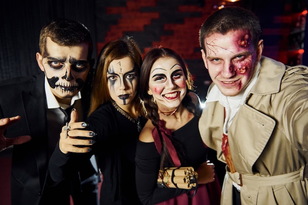 Friends está en la fiesta temática de Halloween con disfraces y maquillaje aterrador.