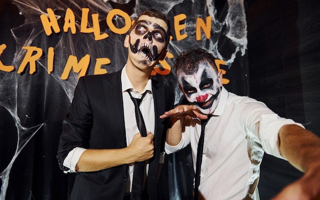 Friends está en la fiesta temática de Halloween con maquillaje aterrador y disfraces gritando a la cámara.