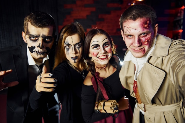 Friends ist auf der thematischen Halloween-Party in gruseligem Make-up und Kostümen.