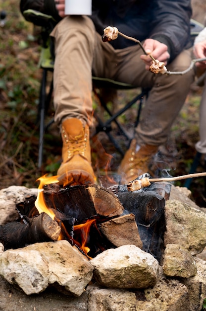 Foto friensds disfrutando de su campamento de invierno