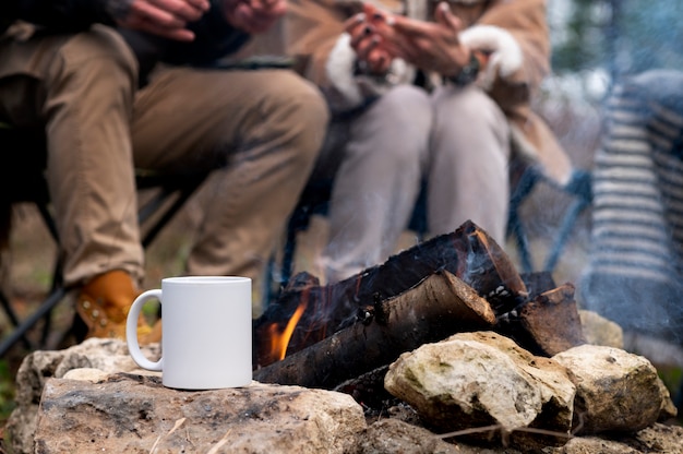 Foto friensds disfrutando de su campamento de invierno