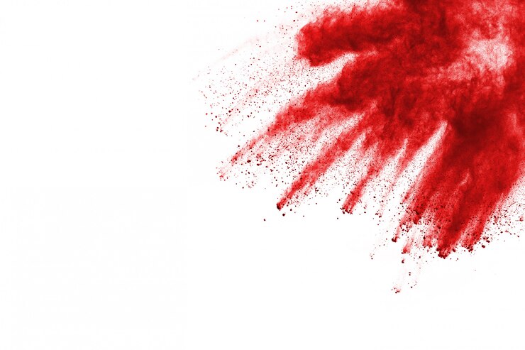 Frieren Sie die Bewegung des roten Pulvers explodieren ein, lokalisiert auf weißem Hintergrund.