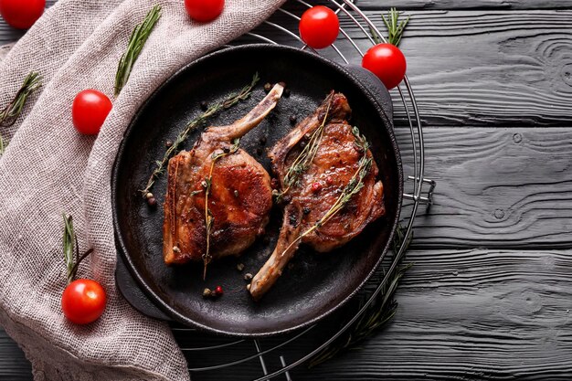 Frigideira com carne saborosa na mesa