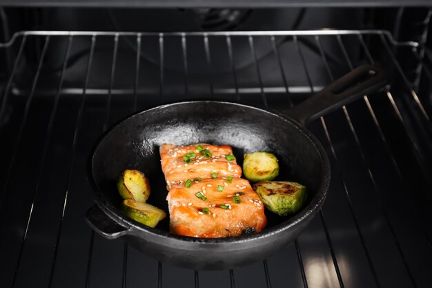 Frigideira com saborosos filés de peixe no forno