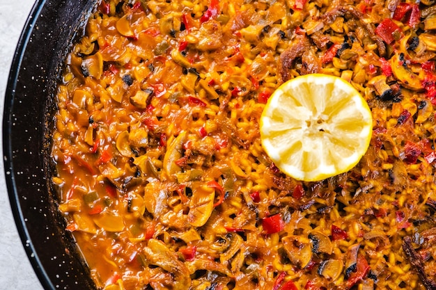 frigideira com uma deliciosa paella