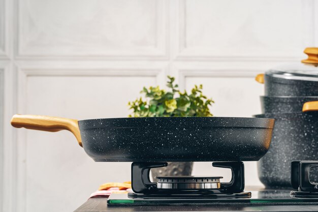 Frigideira no fogão a gás em uma cozinha