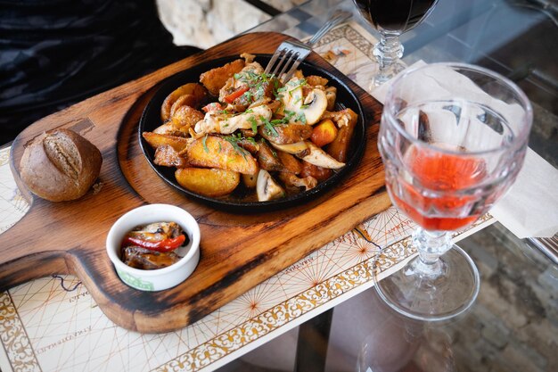 Frigideira quente com batatas de carne e cogumelos