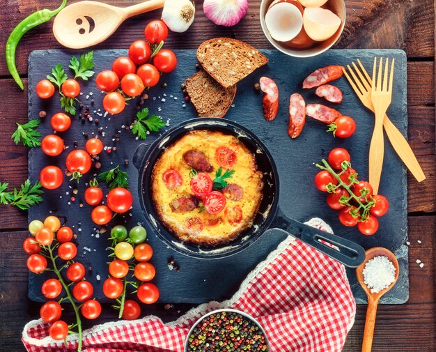 Frigideira redonda preta com omelete frita