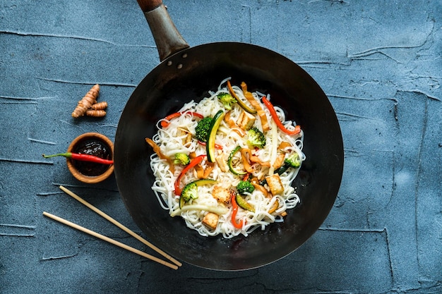 Frigideira tradicional tailandesa com macarrão de arroz