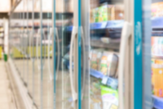 Frigoríficos con productos refrigerados en el supermercado Productos semiacabados y congelación Primer plano borroso
