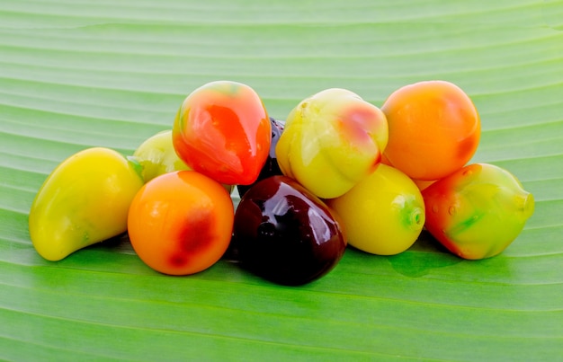 Frijol mungo en forma de fruta en gelatina, deliciosas frutas de imitación o Kanom Look Choup en tailandés