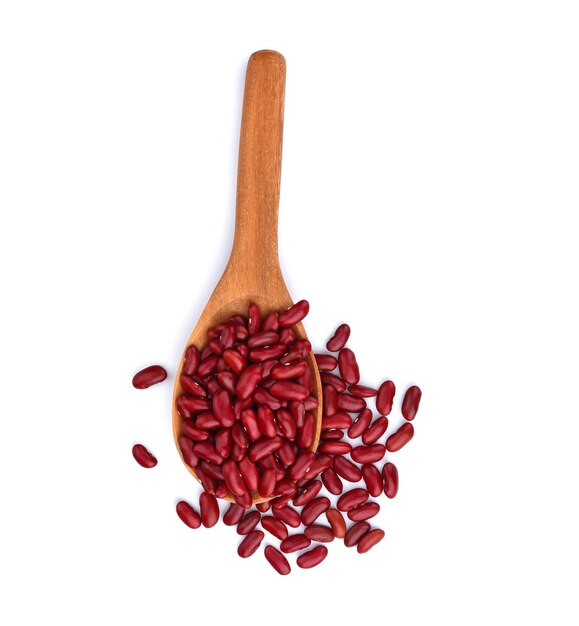 Frijol rojo en la cuchara de madera aislado en blanco