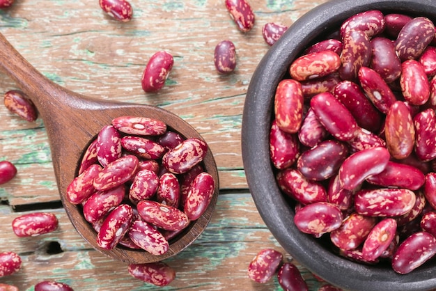 Frijol rojo en un recipiente sobre la mesa Phaseolus vulgaris