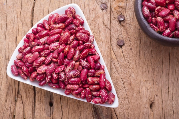 Frijol rojo en un recipiente sobre la mesa Phaseolus vulgaris