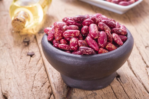 Frijol rojo en un recipiente sobre la mesa Phaseolus vulgaris