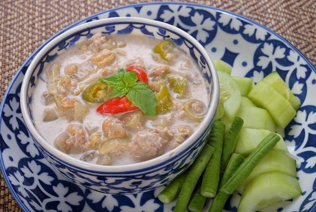 Frijol de soja con carne de cerdo y gambas picadas Leche de coco y verduras Tao Jiaw Lone Comida tailandesa