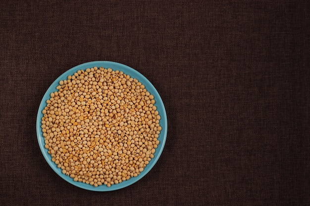 Frijol de soja en el fondo de la tabla con espacio de copia, concepto saludable.