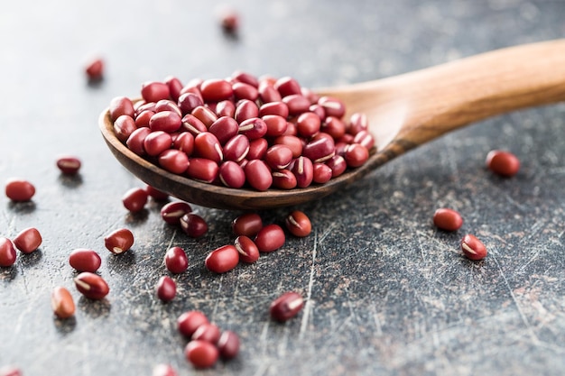 Frijoles adzuki rojos en cuchara de madera