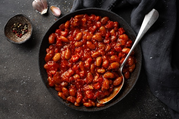 Frijoles al horno con salsa de tomate