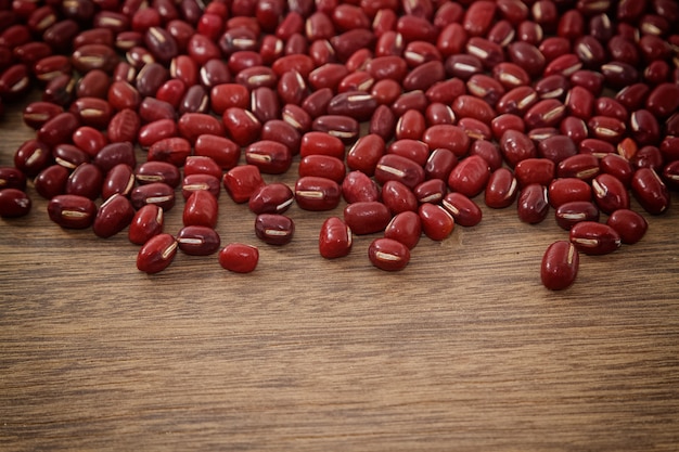 Foto frijoles azuki, frijoles rojos sobre fondo de madera