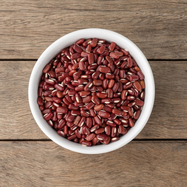 Frijoles Azuki en un recipiente sobre la mesa de madera.