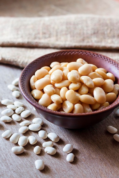 Frijoles blancos cocidos en un tazón rústico