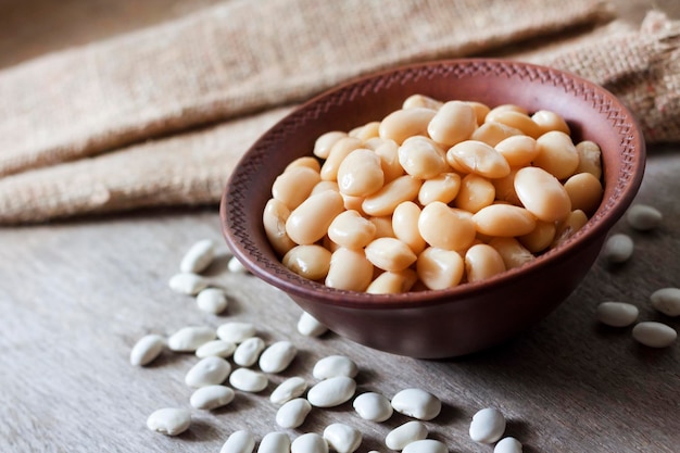 Frijoles blancos cocidos en un tazón rústico