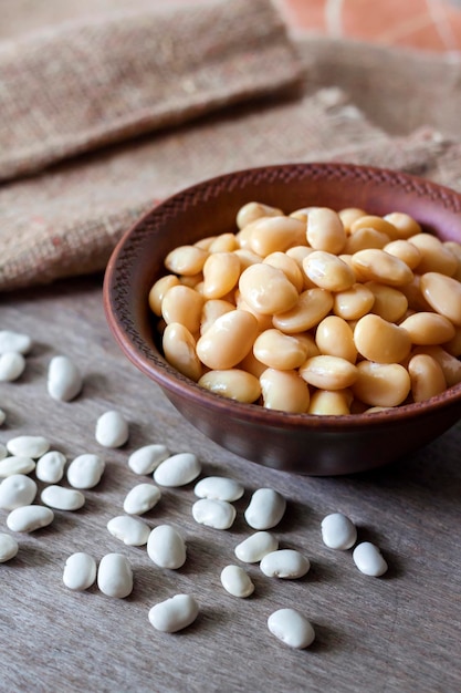 Frijoles blancos cocidos en un tazón rústico