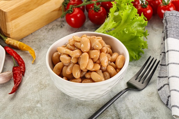 Foto frijoles blancos enlatados para adornar el cuenco