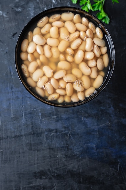 Frijoles blancos listos para comer frijoles dieta hervida legumbres en la mesa comida sana