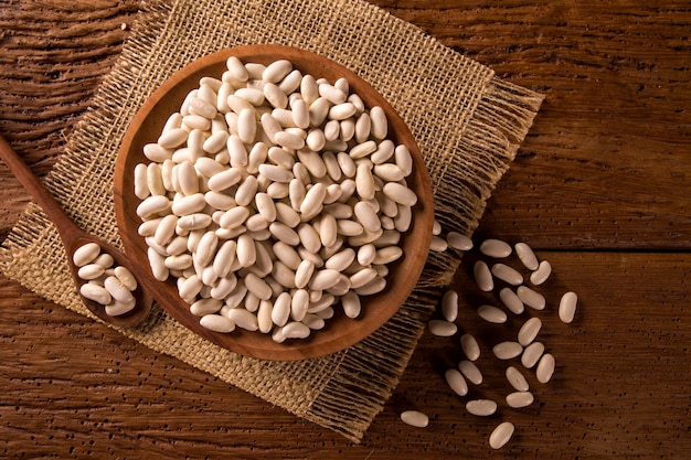 Frijoles blancos en mesa de madera