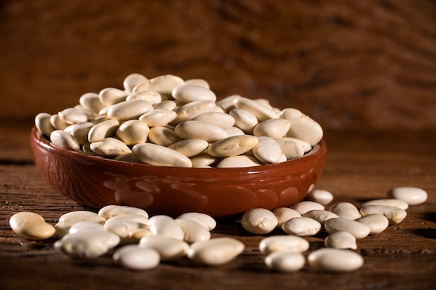 Frijoles blancos en mesa de madera