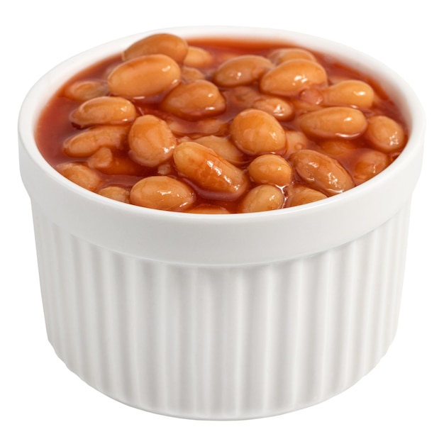 Frijoles blancos en salsa de tomate aislado sobre fondo blanco.