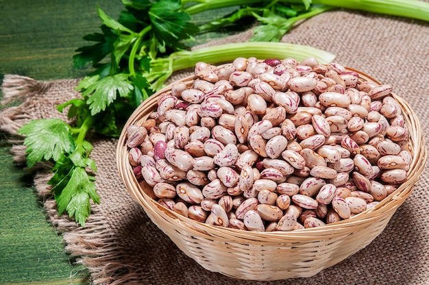 Frijoles Borlotti en una canasta