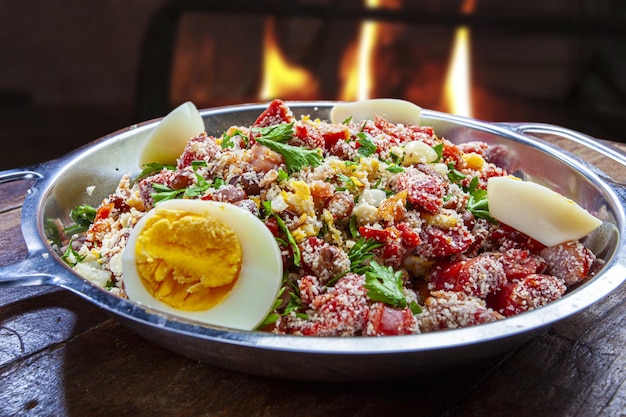 Frijoles con carne de cerdo llamados frijoles tropeiro comida típica brasileña estado de Minas Gerais