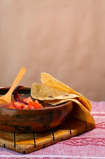 Frijoles cocidos en cazuela de barro con tomate y tortillas plato pobre mexicano