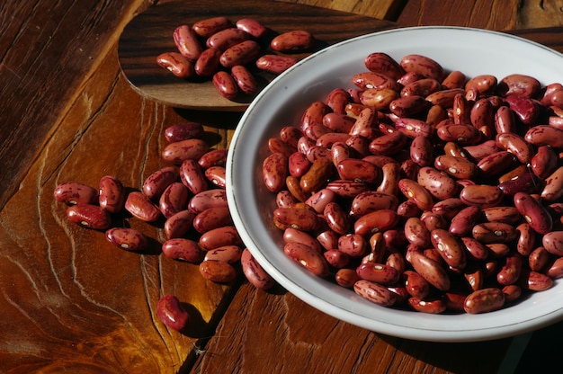 Frijoles coloridos en una mesa de teca