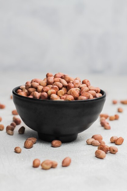 Frijoles crudos en un tazón negro El maní es una planta leguminosa que pertenece a la familia cultivada de Fabaceae