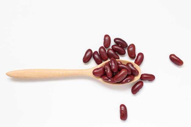 Frijoles en una cuchara de madera