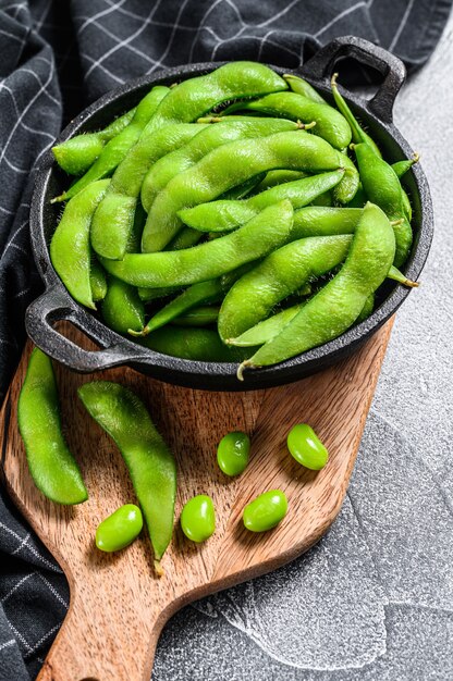 Frijoles edamame orgánicos en una sartén