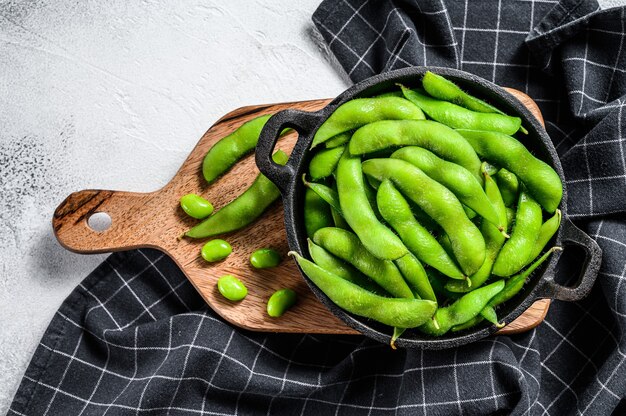 Frijoles edamame orgánicos en una sartén