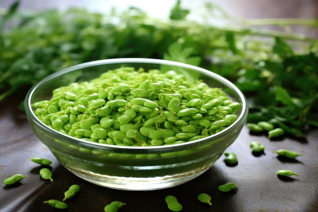 Frijoles edamame pelados esparcidos en un plato de vidrio