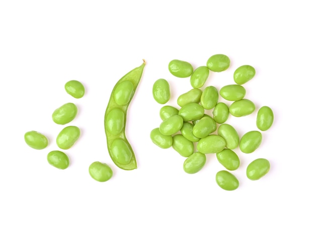 Frijoles edamame de soja sobre fondo blanco Vista superior