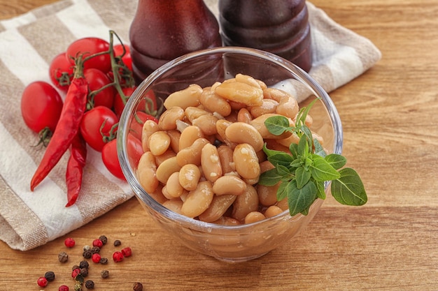 Frijoles enlatados blancos en el snack del tazón