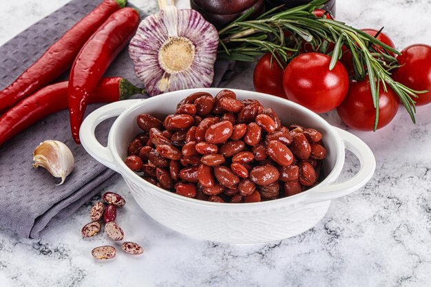 Foto los frijoles enlatados rojos se amontonan en el tazón.