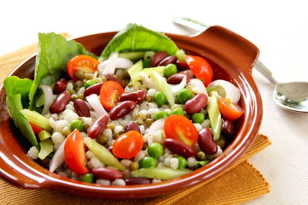 Frijoles con Ensalada de Guisantes y Cebada