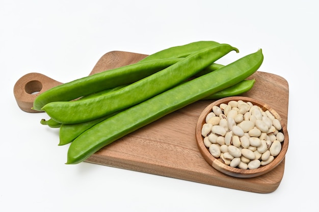 Foto frijoles espada con verduras frescas sobre fondo blanco.