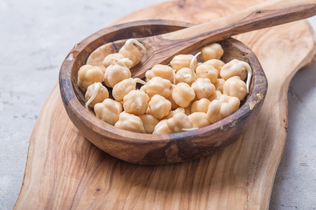 Frijoles germinados. Garbanzos con brotes. Vegetarianismo. Dieta saludable.