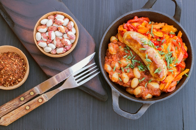 Frijoles guisados con verduras y salchichas